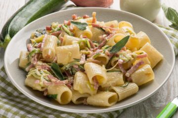 Rezept Mezze Maniche mit Sahne, Speck und Zucchini