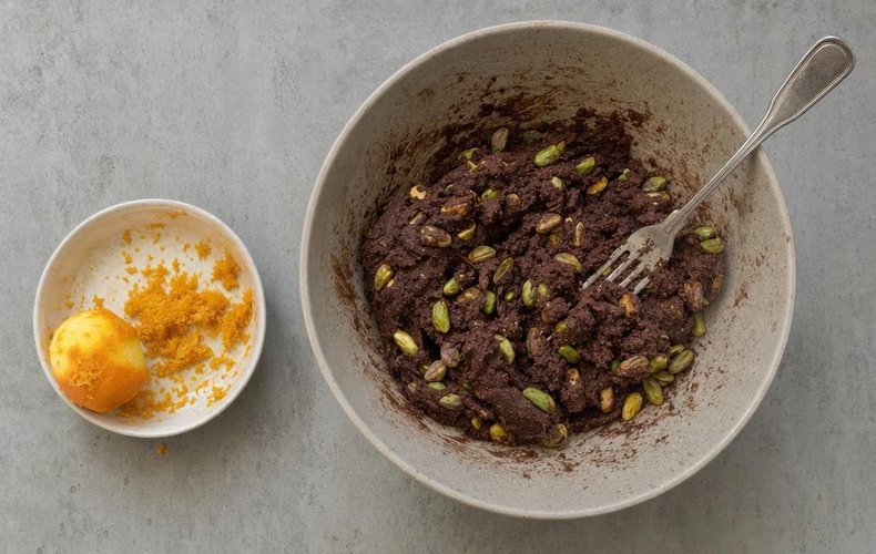 Kakaoteig mit ganzen Pistazien für die Cantucci