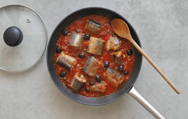 Capitone mit Oliven, Kapern und Tomatensoße schmoren