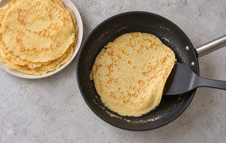 Crêpe in der Pfanne wenden