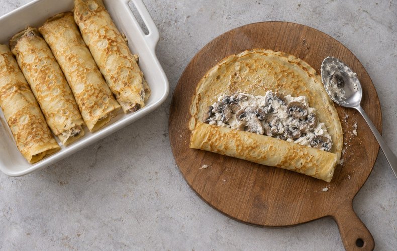 Gefüllte Crêpes in der Auflaufform