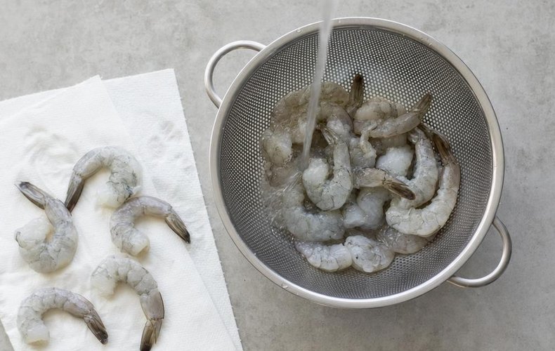 Garnelen werden unter fließendem Wasser abgespült