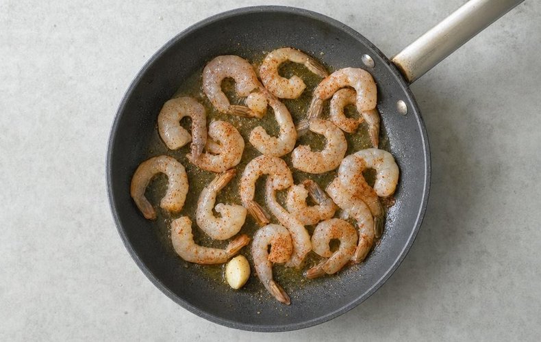 Garnelen mit Knoblauch und Chilipulver in der Pfanne