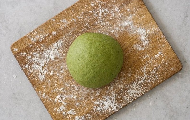 Eier und Spinatpüree in der Mehlmulde