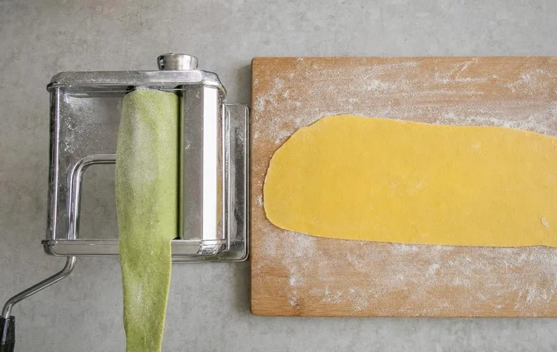 Teigplatten zu Tagliatelle schneiden
