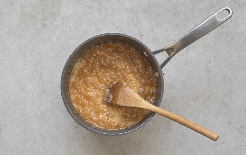 Sahne und Vanillin zum Karamell geben