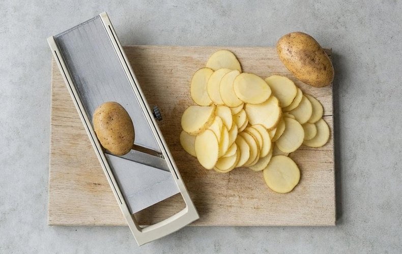 Spinat-Ricotta-Torte im Kartoffelmantel, Schritt 1: Kartoffeln mit dem Gemüsehobel in Scheiben schneiden