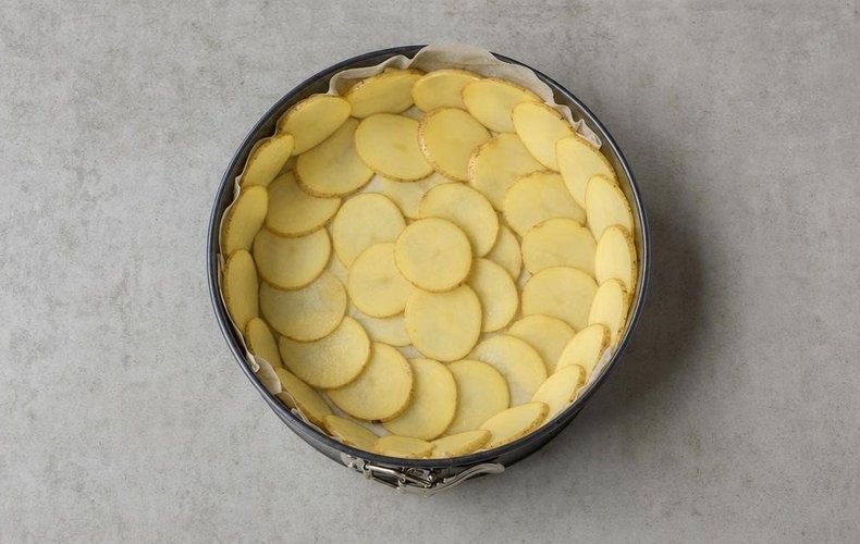 Spinat-Ricotta-Torte im Kartoffelmantel, Schritt 3: die Springform mit Kartoffelscheiben auslegen