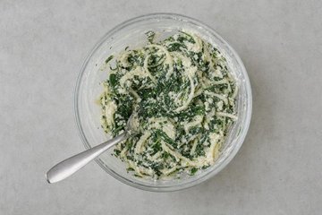 Spinat-Ricotta-Torte im Kartoffelmantel, Schritt 5: Ricotta mit Ei, Spinat und Zwiebel verrühren