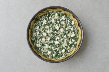 Spinat-Ricotta-Torte im Kartoffelmantel, Schritt 5: die Füllung in der Kartoffelhülle mit Feta bestreuen
