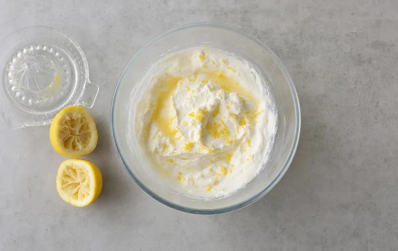 Zitronensaft unter den griechischen Joghurt rühren