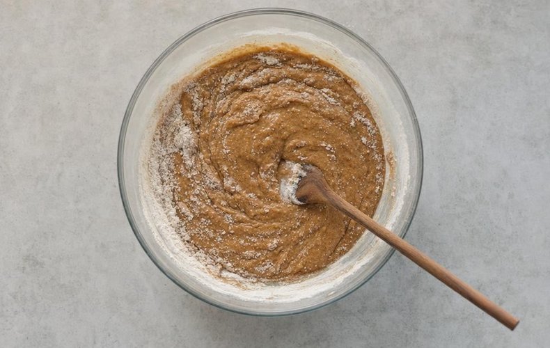 Honigmilch zu Mehl und Gewürzen gießen und verrühren