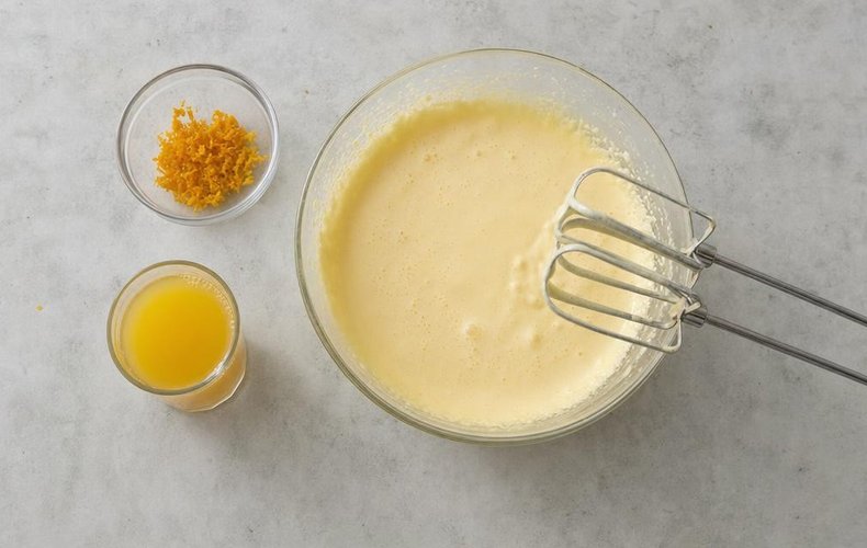 Eigelb mit Zucker aufschlagen und Orangensaft auspressen