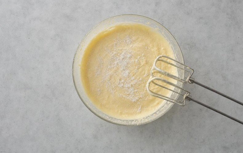 Öl, Orangensaft, Milch und Mehl unter die Eimasse rühren
