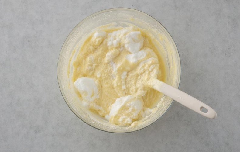 Den Eischnee vorsichtig unter die Masse heben