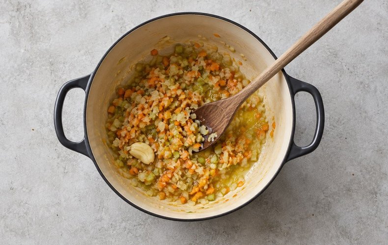 Gehacktes Gemüse mit Öl und Knoblauch im Topf