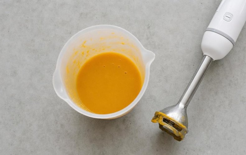 Mango mit Senf, Honig und Limettensaft zu einer Sauce pürieren