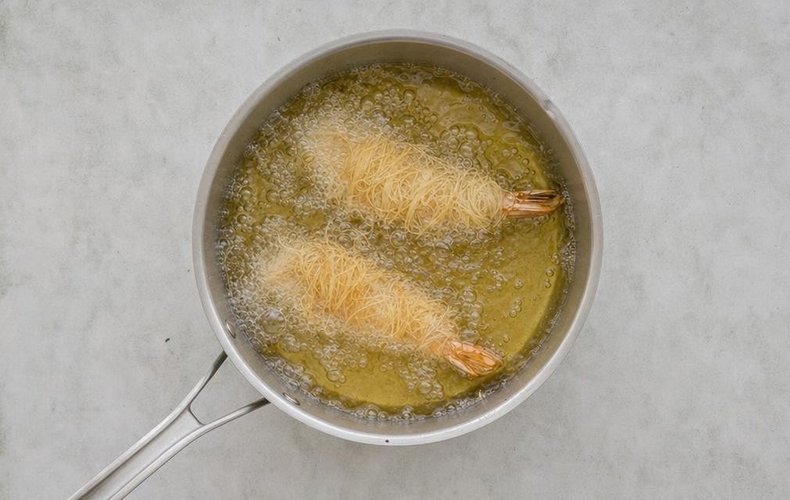 Riesengarnelen im heißen Öl frittieren
