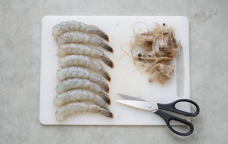 Garnelen putzen und die Schale mit der Küchenschere entfernen