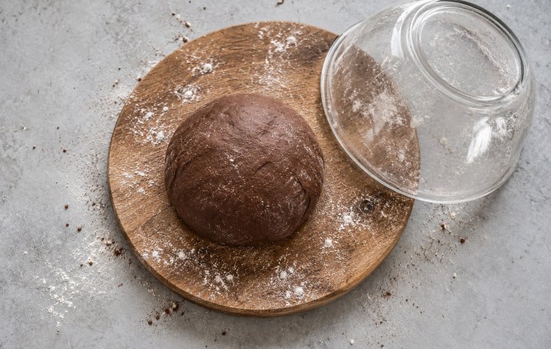 Glatte Kugel aus Kakao-Nudelteig