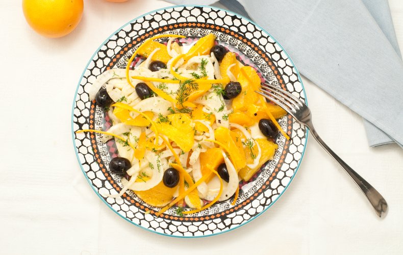 Orangen-Fenchel-Salat mit schwarzen Oliven