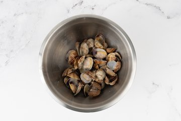 Geöffnete Venusmuscheln in der Pfanne