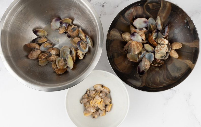 Venusmuscheln werden aus der Schale gelöst