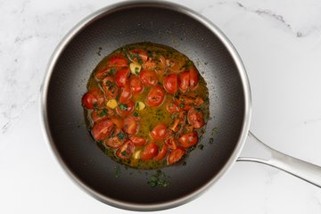 Spaghetti werden in der Soße fertig gegart