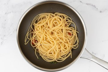 Venusmuscheln werden unter die Spaghetti gemischt