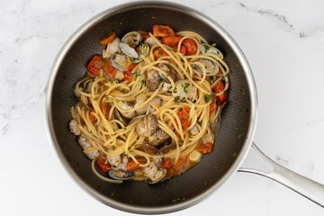 Fertige Spaghetti mit Venusmuscheln in der Pfanne