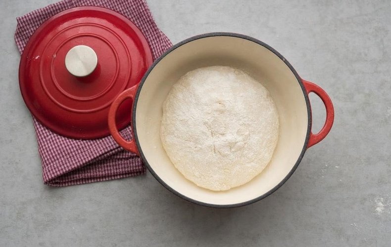 Das Brot wird im gusseisernen Topf gebacken