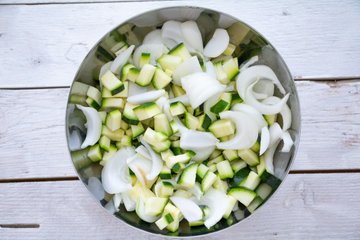 Zucchini und Zwiebeln aus dem Ofen mit Paprika und Oregano