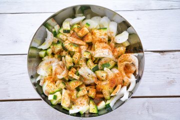 Gemüsebeilage: Zucchini und Zwiebeln aus dem Ofen