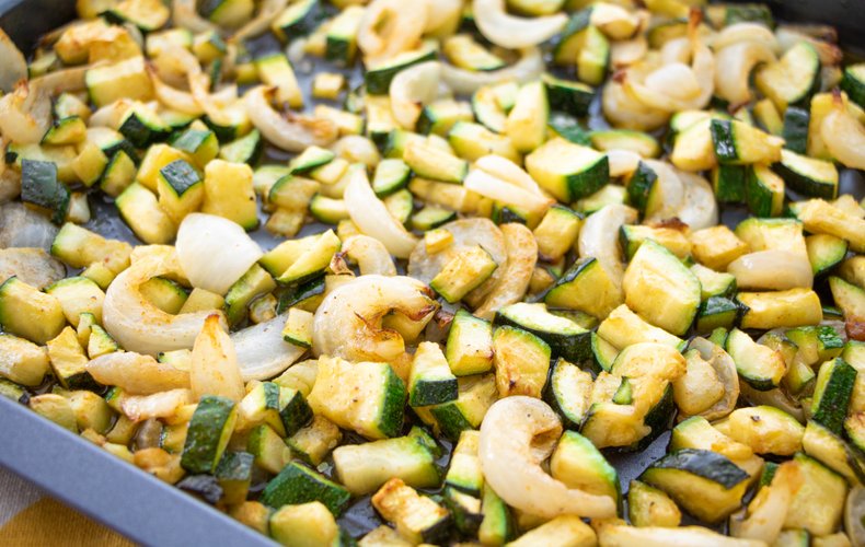 Zucchini und Zwiebeln aus dem Ofen, fertig zum Servieren